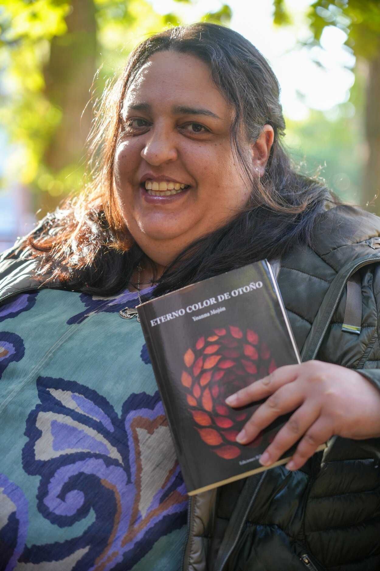 La escritora vitoriana Yoanna Mojón con un ejemplar de su cuarto libro.