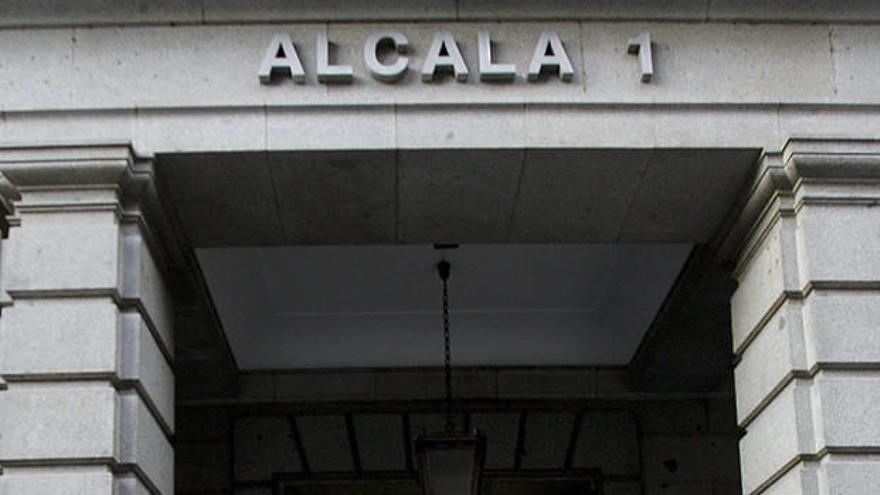 Afectados por desahucios, a la entrada de una sucursal de Bankia.