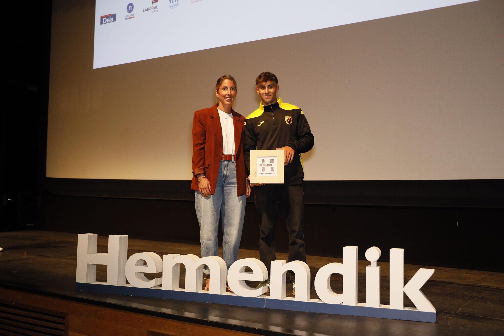 Aida Arredondo, responsable de Comunicación de Petronor dio el premio a Jon Baz, presidente del Club Atletismo Muñatones.