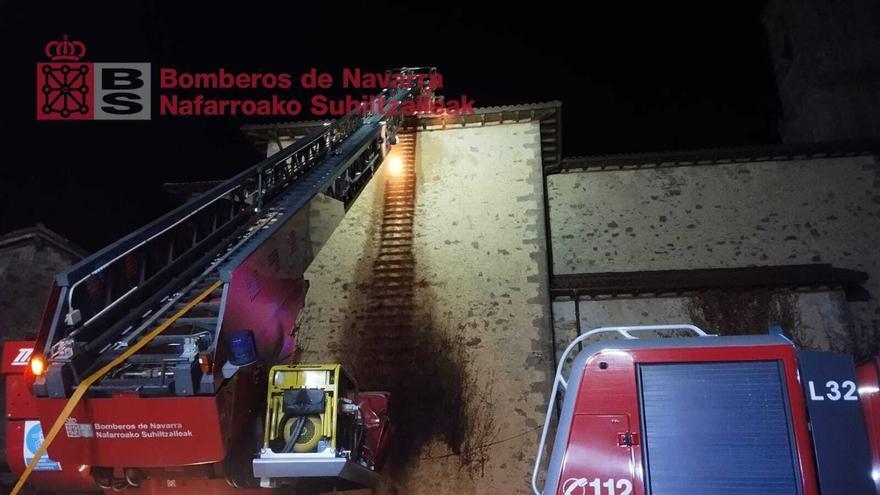 Un incendio afecta a parte de la cubiera de la iglesia de Auza