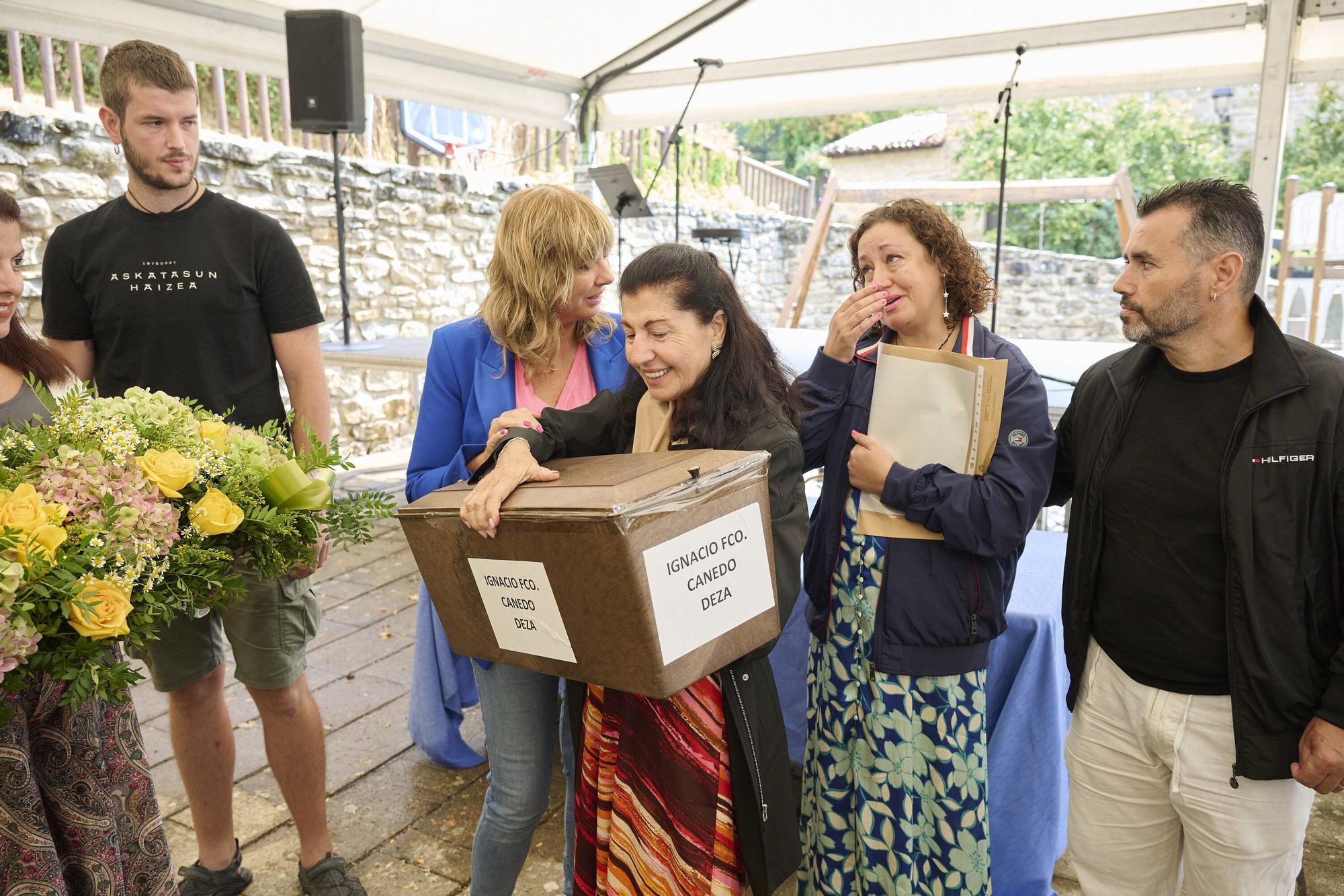 Ana Ollo entrega los restos del joven estadounidense fusilado a su familia en Berriozar