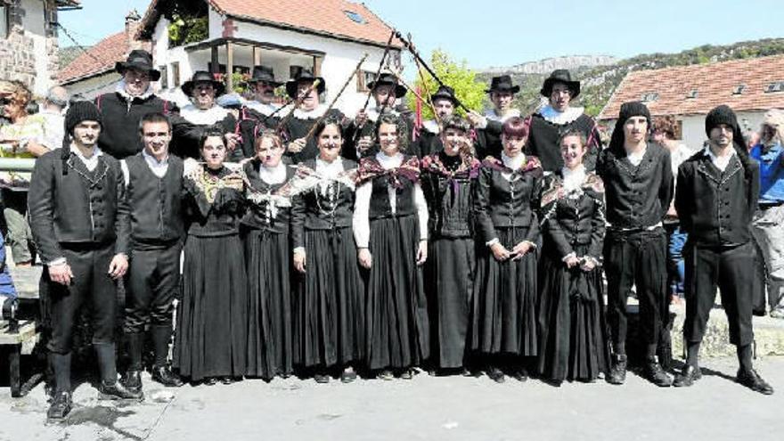 01. Los alcaldes del valle (fila de arriba) posan con varios jóvenes ataviados con el traje típico de Aezkoa.