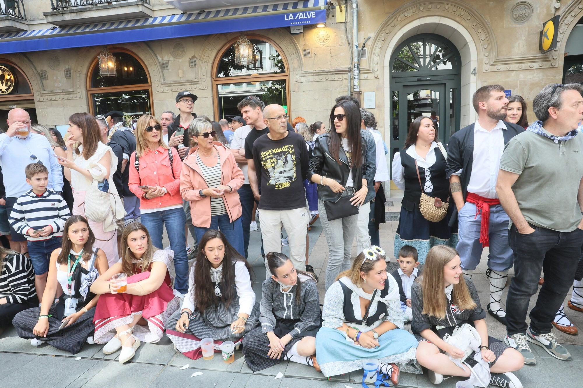 En imágenes: Blusas y neskas desfilan en una kalejira por Santiago