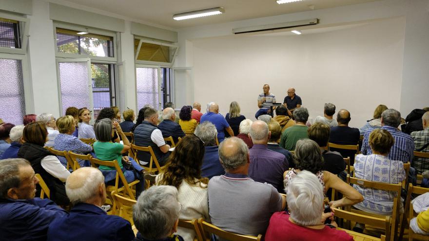 Representantes municipales se reúnen con vecinos y vecinas del barrio de Etxabakoitz para informarles del estado de tramitación del PSIS