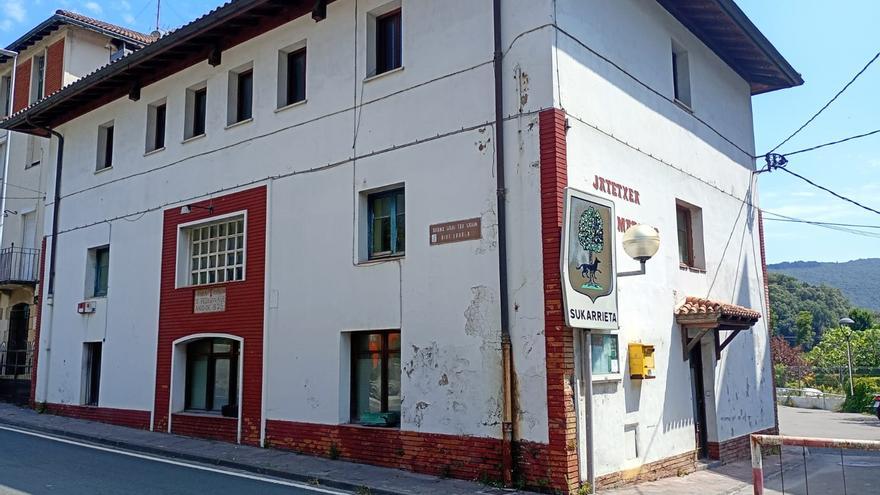 El PNV acusa al alcalde de Sukarrieta de querer gastar los ahorros municipales en un hotel