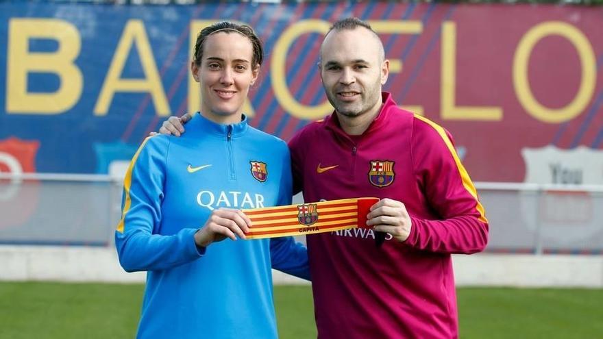 Marta Unzué, capitana del FC Barcelona femenino, posa junto a Andrés Iniesta con el brazalete de capitán.