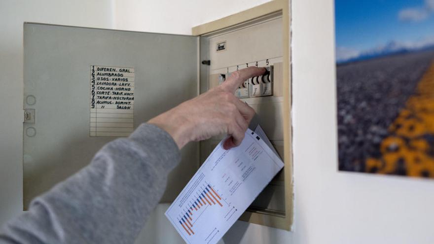 El incremento del precio de la electricidad es ya inasumible para muchos hogares.