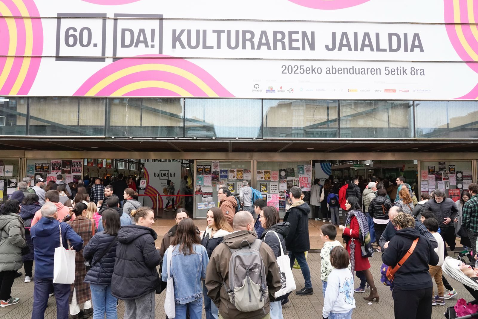 En imágenes: colas para acceder a una Durangoko Azoka a reventar