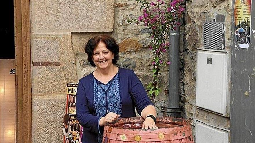 Marian Fernandez posa en la entrada del bar de Pilarrenea.