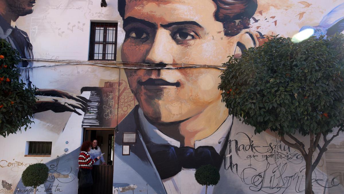 Retrato de Federico García Lorca pintado en la fachada de la casa natal del poeta