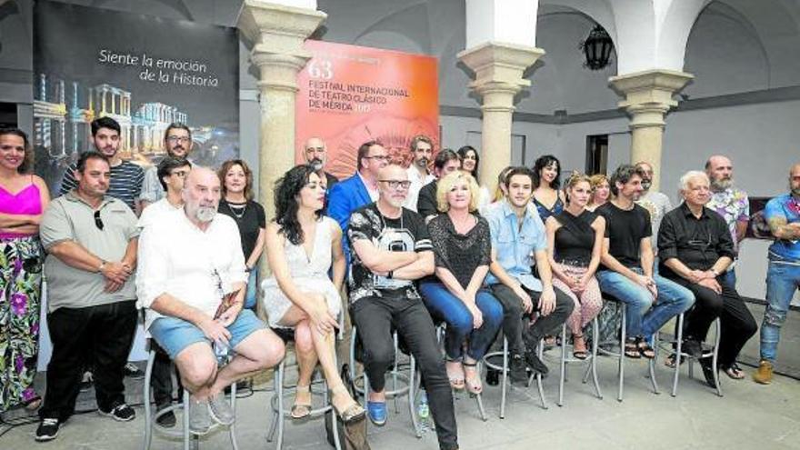 El director teatral José Carlos Plaza junto al reparto de ‘La Orestíada’.