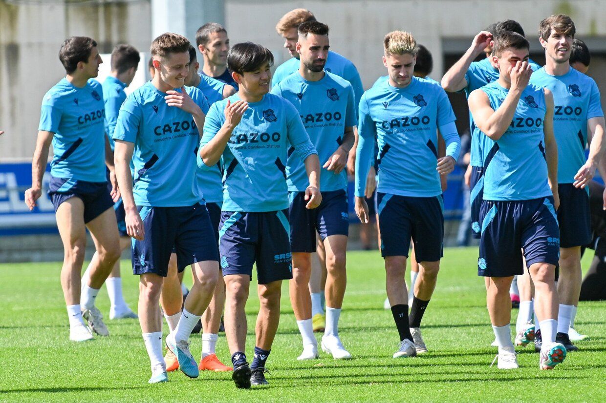 La Real se entrena junto a su afición en Zubieta.