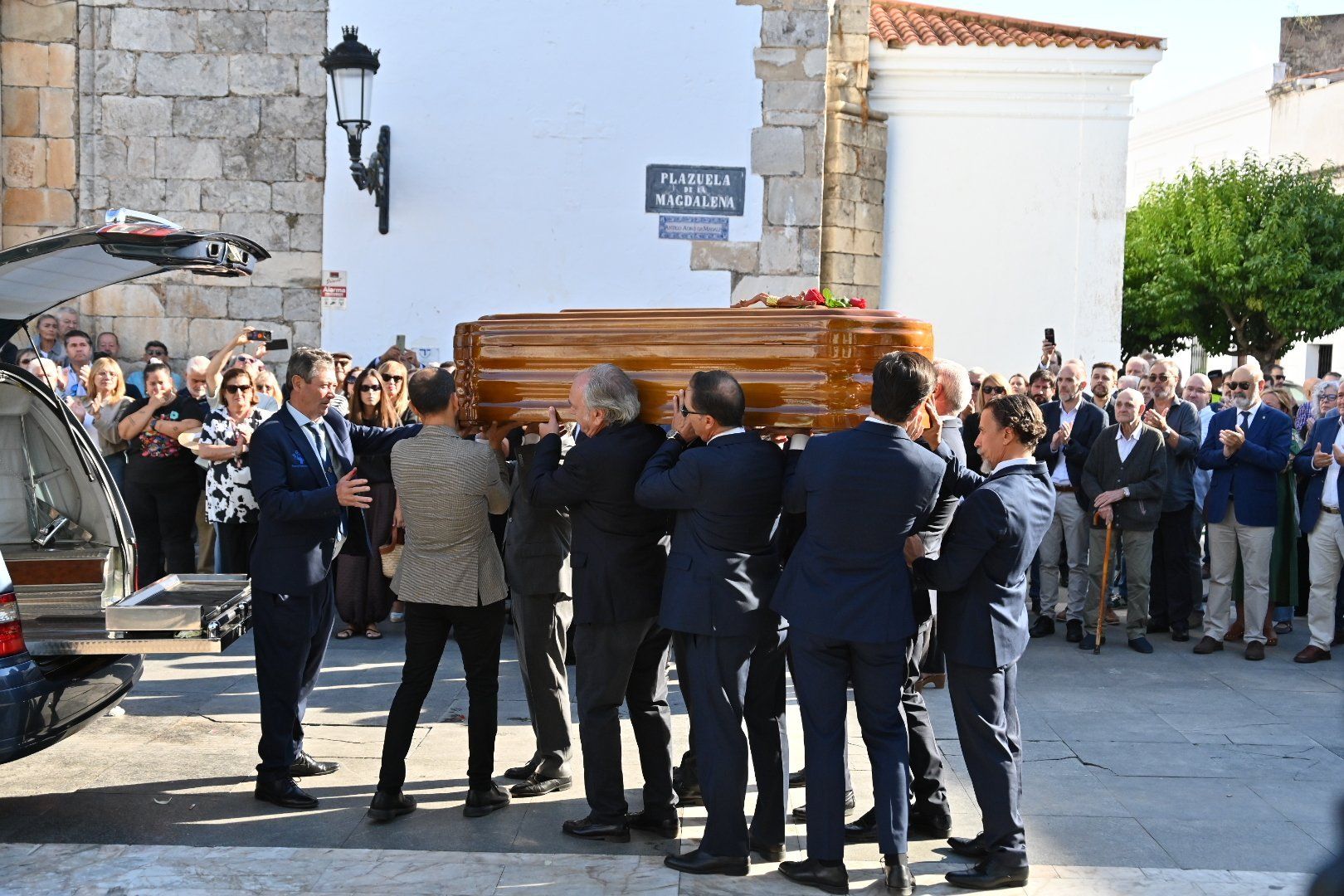 Multitudinaria despedida a Fernández Vara