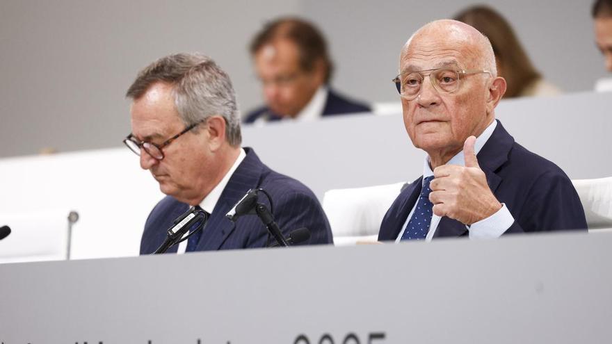Los accionistas del Sabadell aprueban la venta de TSB al Santander y complican la OPA del BBVA