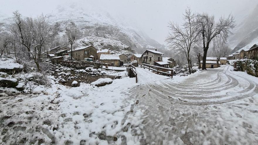 Bulnes, el secreto asturiano escondido entre la nieve