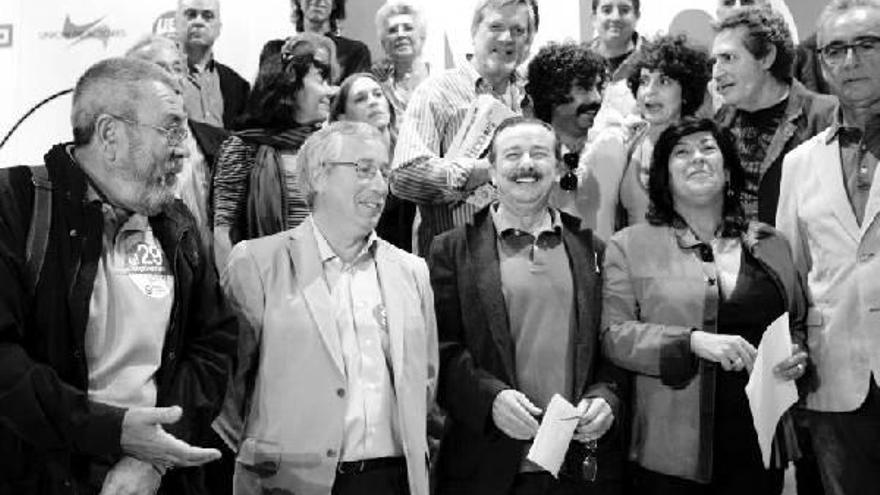 Cándido Méndez e Ignacio Fernández Toxo posan junto a artistas como Juan Diego, Adriana Ozores, Pilar Bardem, Miguel Ríos o el escritor Juan José Millás, entre otros.