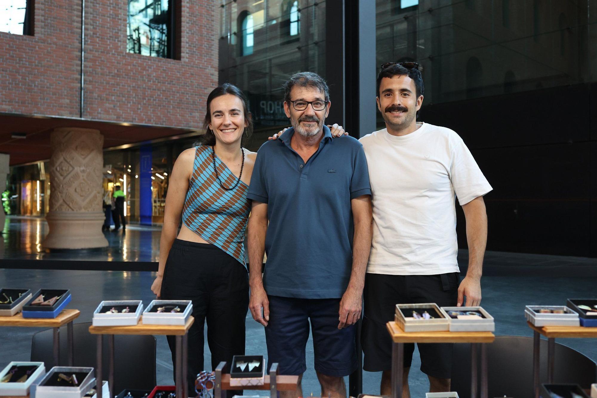 Los López, Oihane, Javier y Ander, en su puesto de joyas realizadas nada menos que con titanio aeronáutico reciclado.