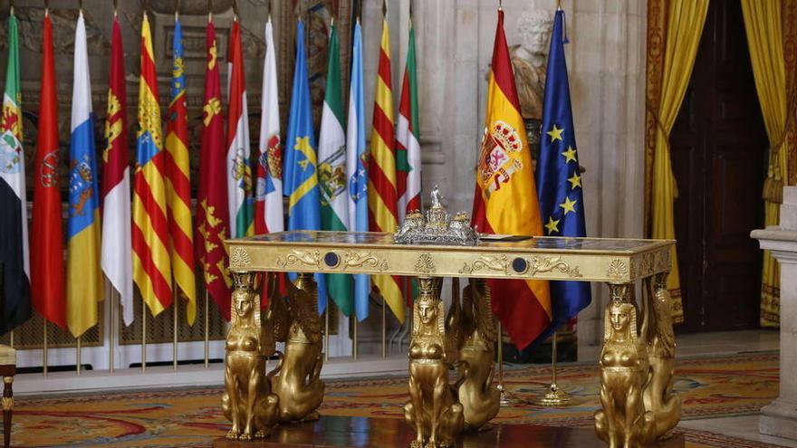 La mesa de estilo imperio, llamada &quot;mesa de las esfinges&quot; porque sus seis patas de bronce reproducen otras tantas esfinges, en la que el rey Juan Carlos firmará esta tarde la ley orgánica por la que se hace efectiva su abdicación, en el Salón de