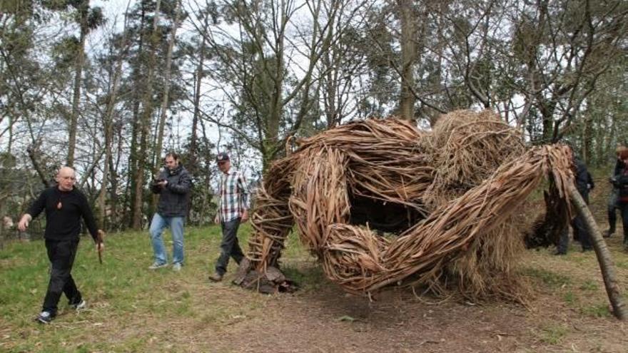 El Basajaun esculpido con material de la naturaleza del entorno por Rober Garay.
