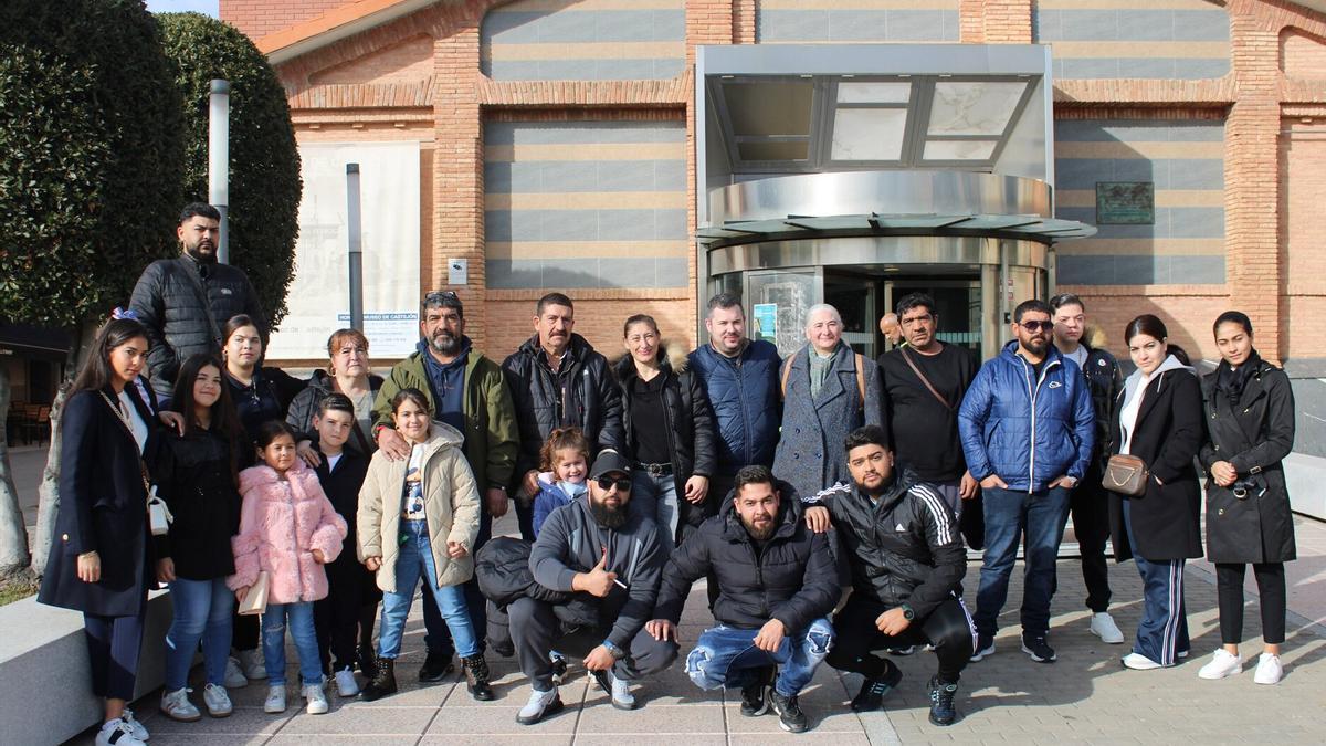 La Familia Perez Gabarre posa delante del Museo de Castejón antes del cohete.
