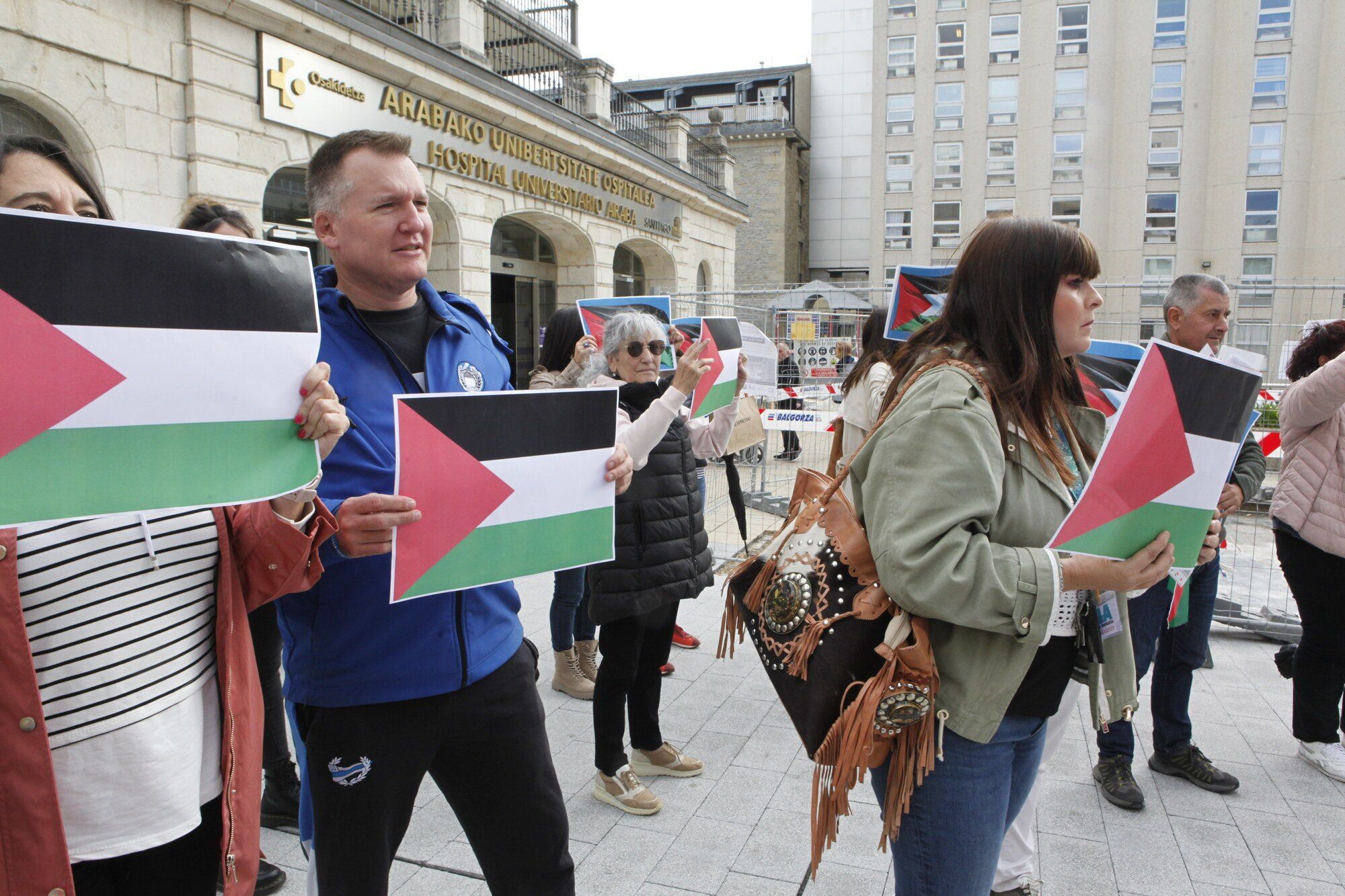 En imágenes: Trabajadoras de Osakidetza en Vitoria muestran su apoyo a Palestina