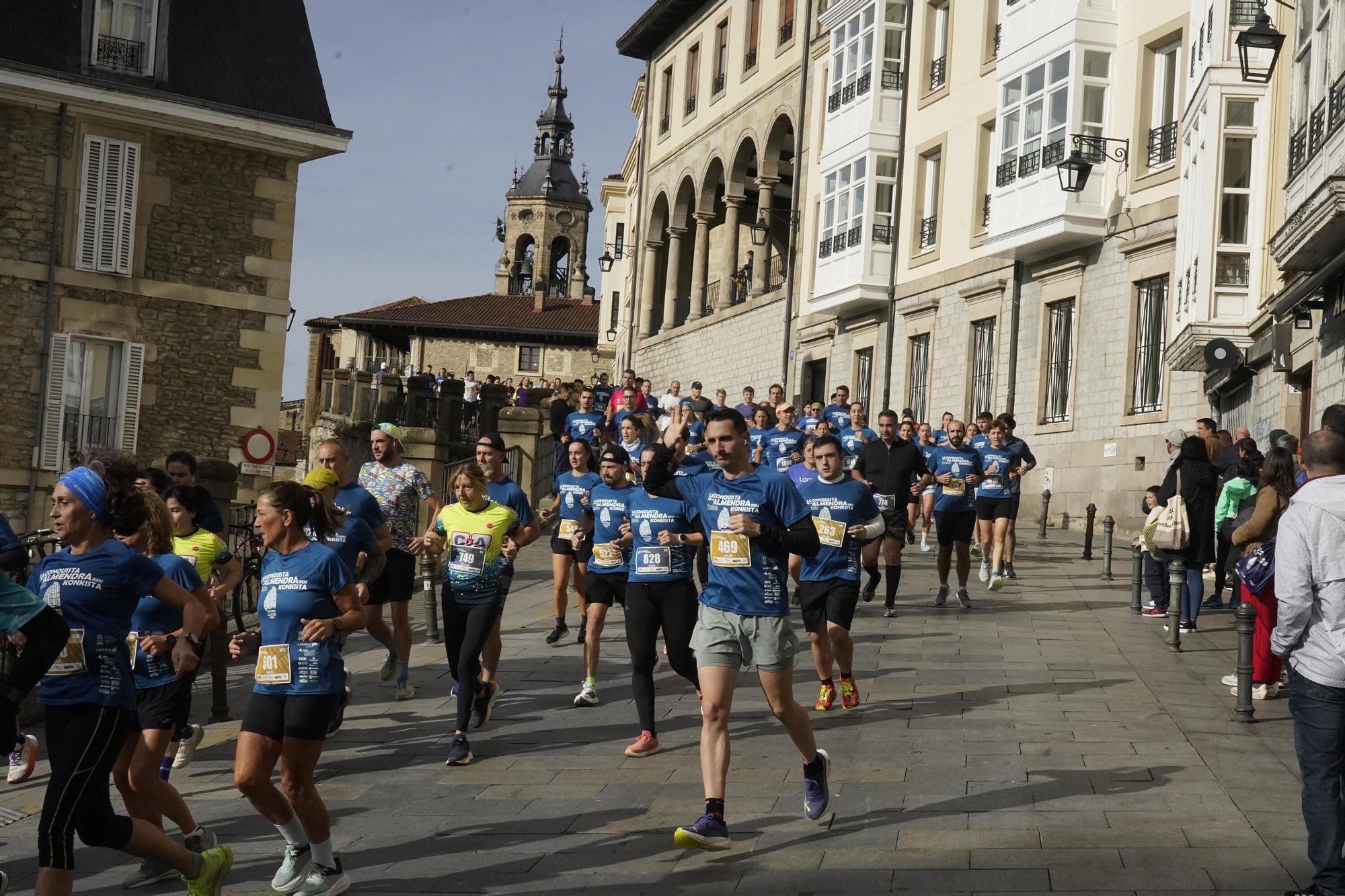 En imágenes: Miles de personas conquistan la Almendra de Gasteiz