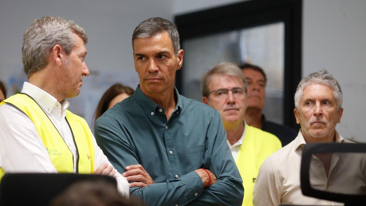 Pedro Sánchez junto al presidente gallego, Alfonso Rueda, en presencia del ministro del Interior en el centro contra incendios de Ourense.