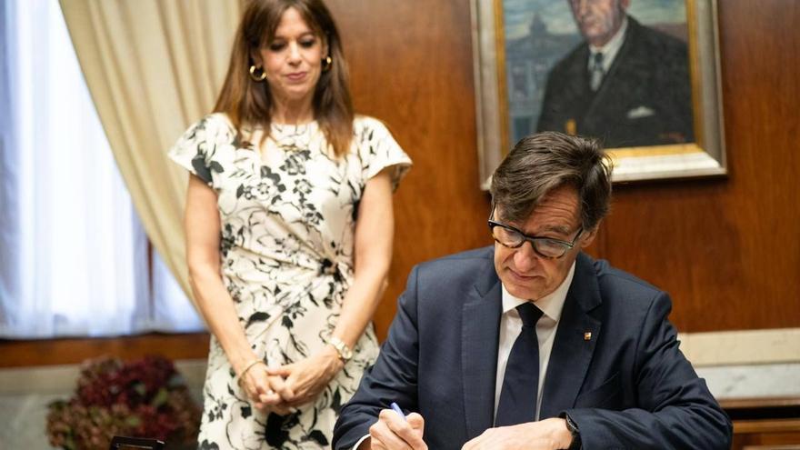 El president Salvador Illa firma en el Libro de Honor del Ayuntamiento