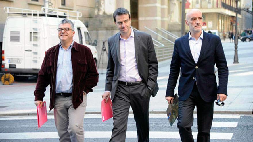 El portavoz de C’s Euskadi, Nicolas de Miguel (derecha), junto a los representantes de UPyD, Gorka Maneiro y Nico Gutiérrez, en Bilbao en octubre de 2012