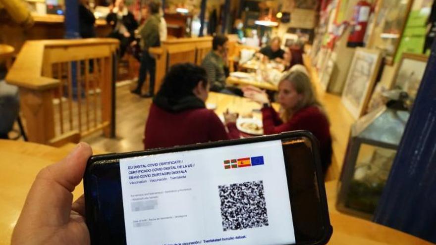Una persona muestra el pasaporte covid en su teléfono móvil