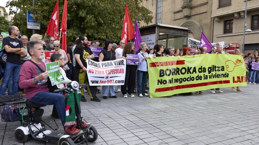 Fotos de la concentración de LAB "contra el negocio de la vivienda" en Pamplona