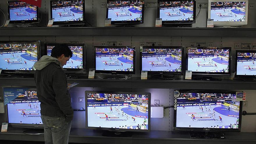 Ver tres horas diarias la televisión reduce el número de espermatozoides a la mitad