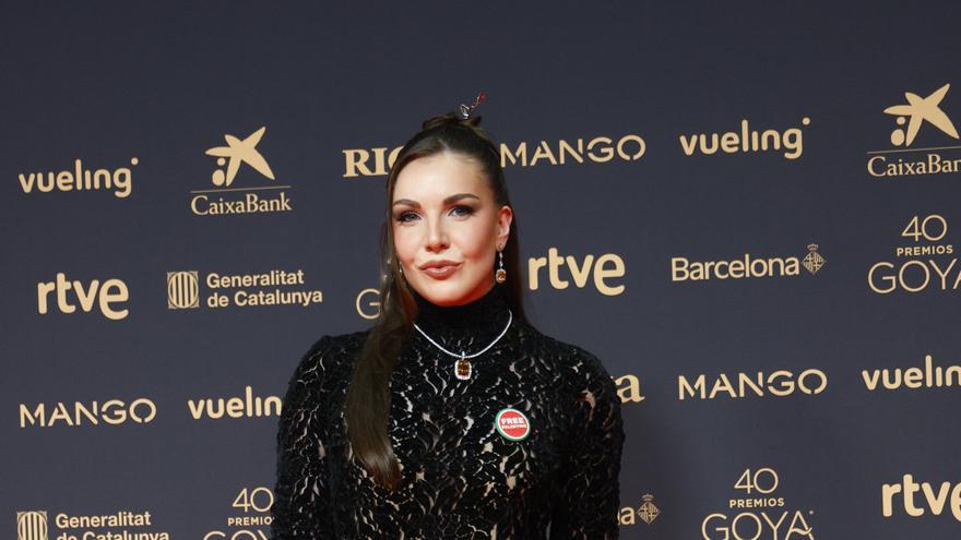 Presentadores y nominados desfilan por la alfombra roja de los Goya con la chapa 'FREE PALESTINE'