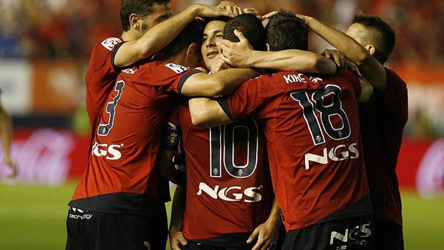 Cejudo recibiendo la felicitación de sus compañeros tras marcar gol en el partido Osasuna - Villarreal de Primera División de la Liga española.