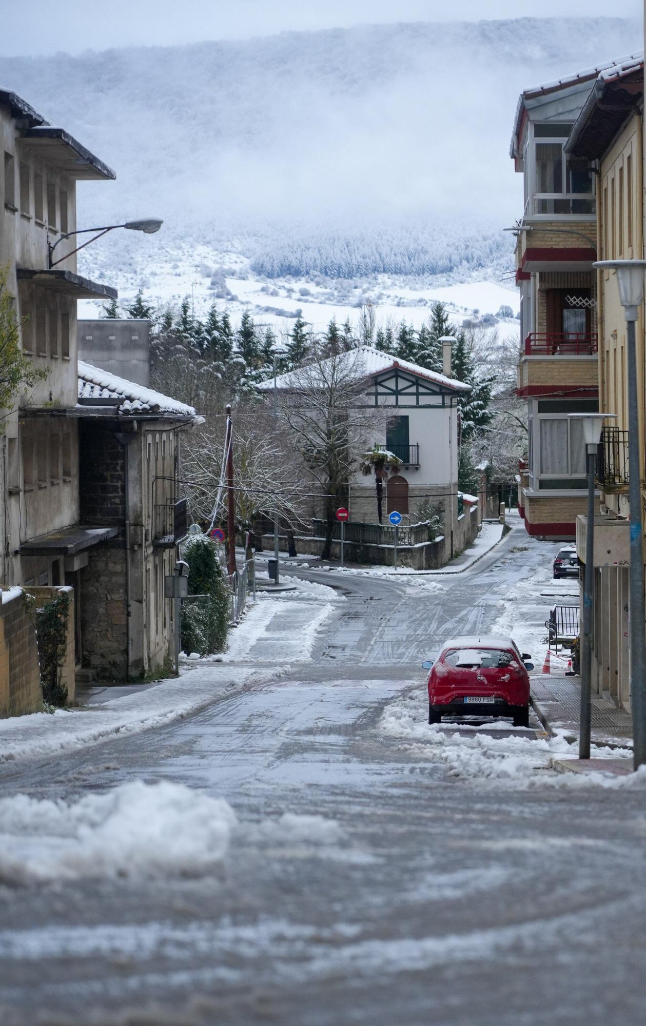Agurain amanece cubierta por un manto blanco