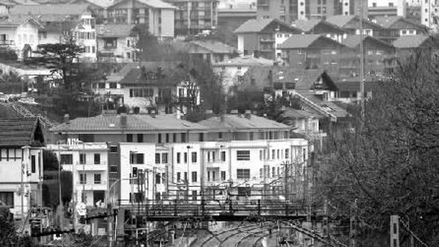 El Ayuntamiento reconstruirá dos de las pasarelas sobre el tren en Intxaurrondo