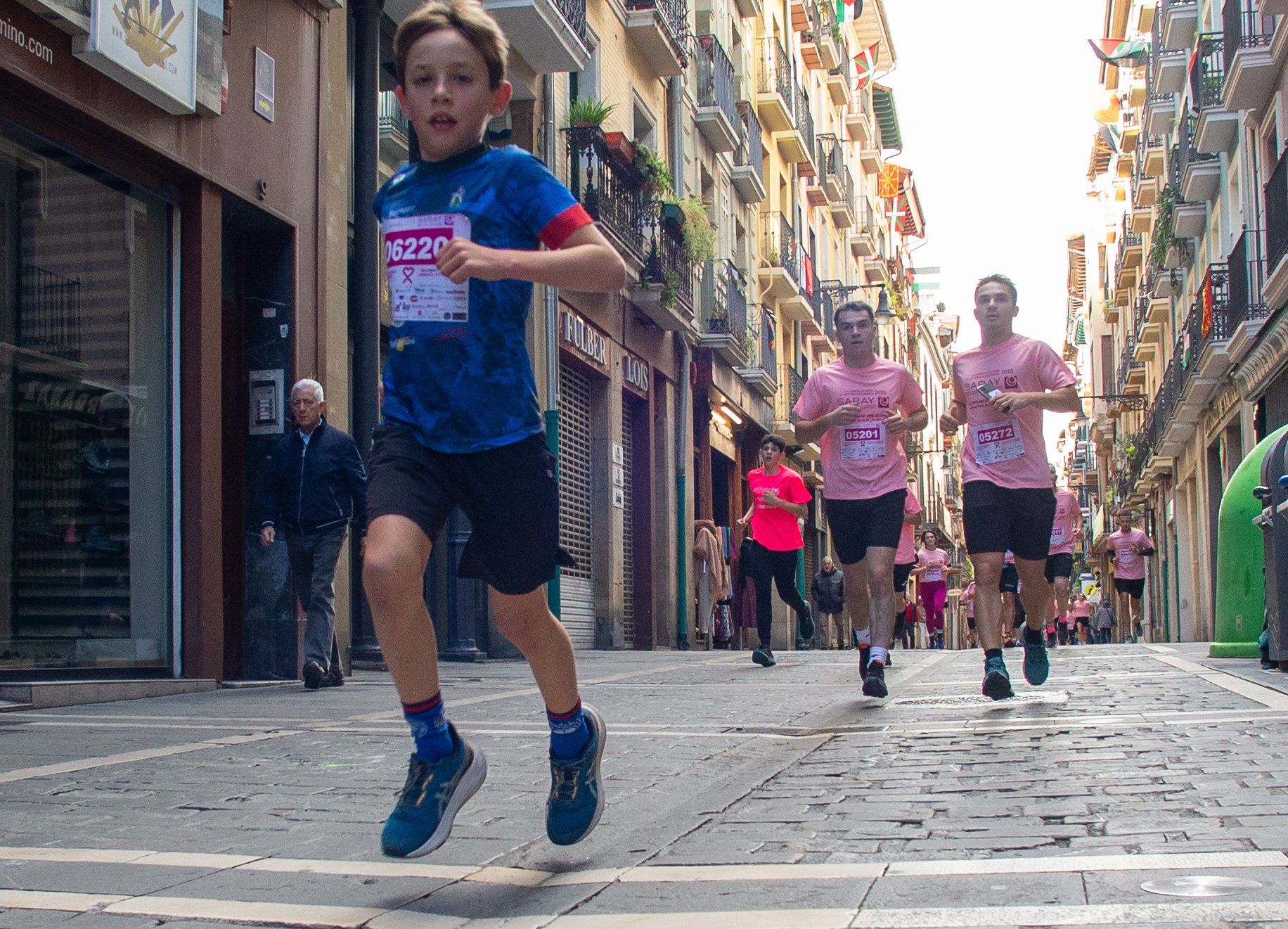 Fotos de la Carrera contra el Cáncer de Mama de Saray en Pamplona 2025