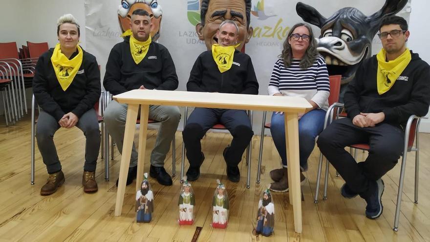 Lazkao lanza 150 figuras en miniatura de los gigantes Mari y Basajaun
