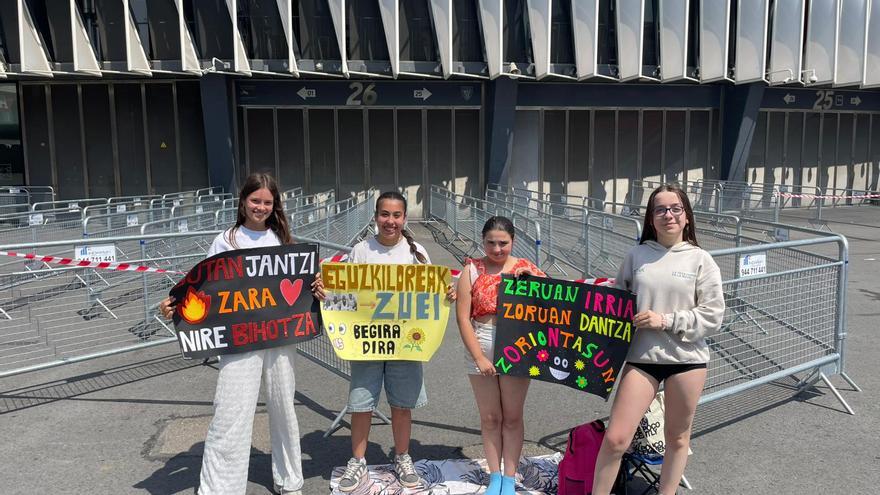 Las primeras fans de Zetak llegan a San Mamés: "Queremos estar en primera fila"