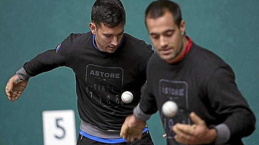 Duelo de ‘gallos’ en la ‘jaula’