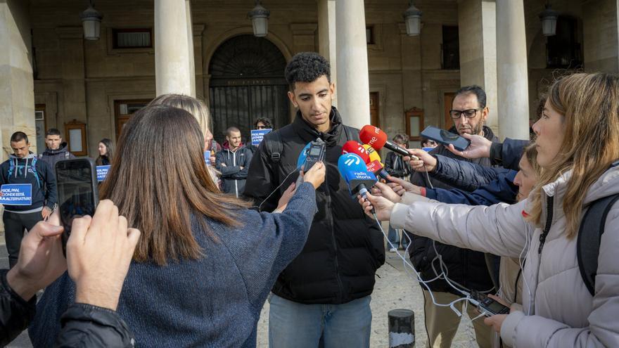 El Sindicato Socialista de Vivienda responsabiliza al Ayuntamiento de Vitoria del desahucio de una familia con seis menores