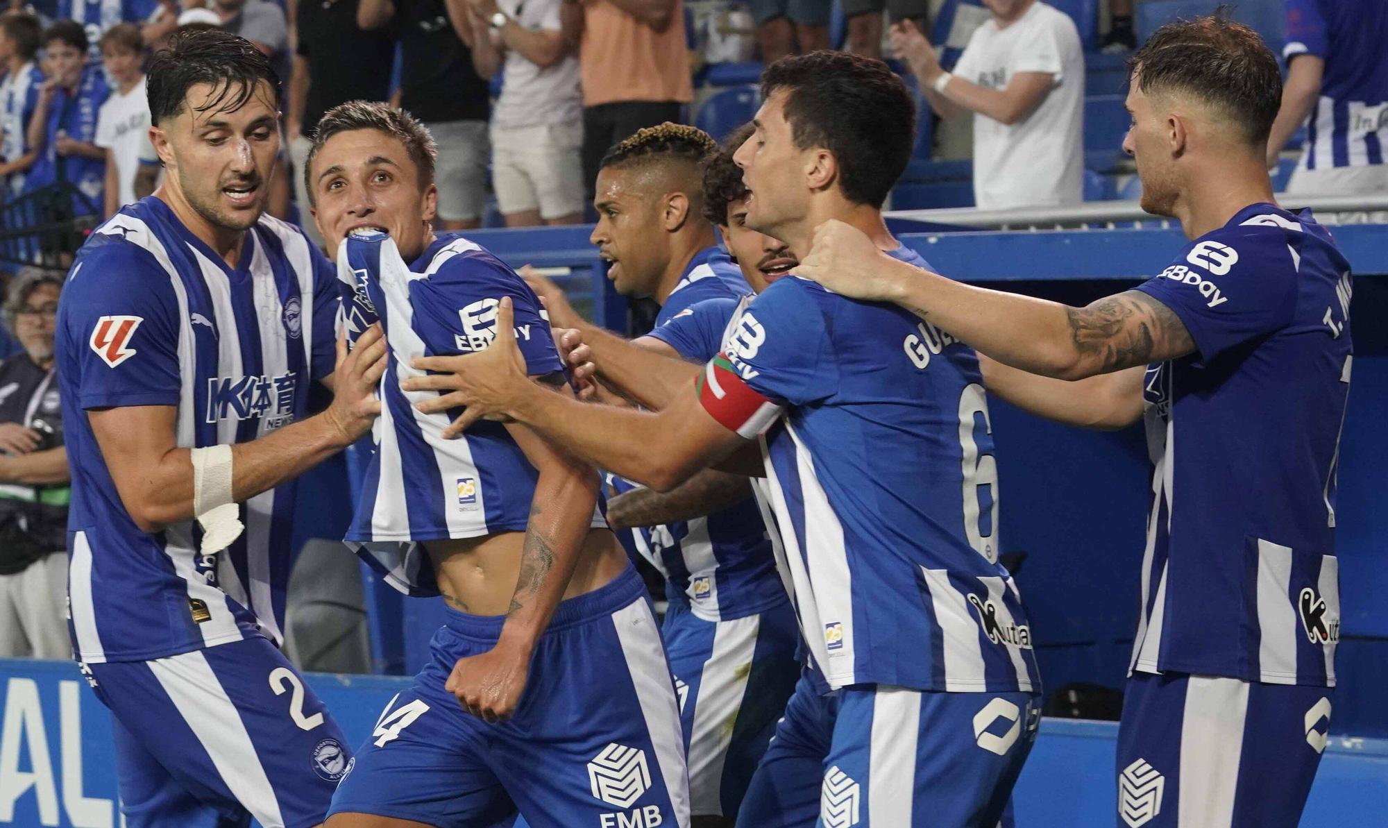 En imágenes: Así está siendo el debut liguero del Alavés contra el Levante