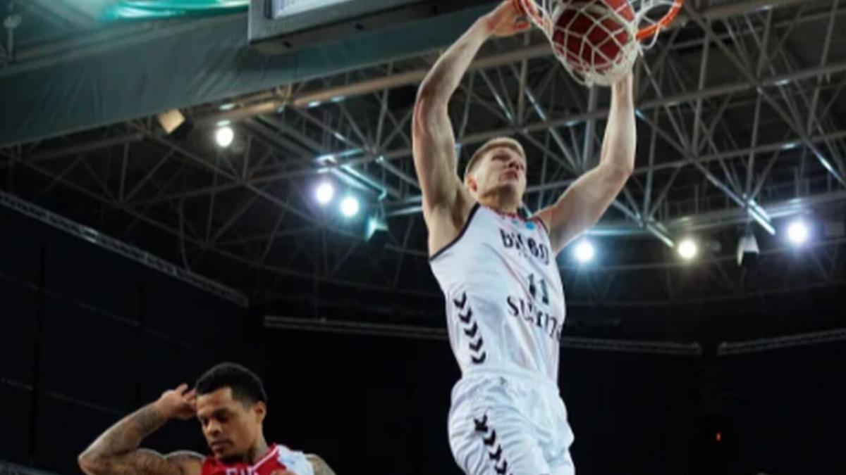 Thijs De Ridder se cuelga del aro contra el Cholet.