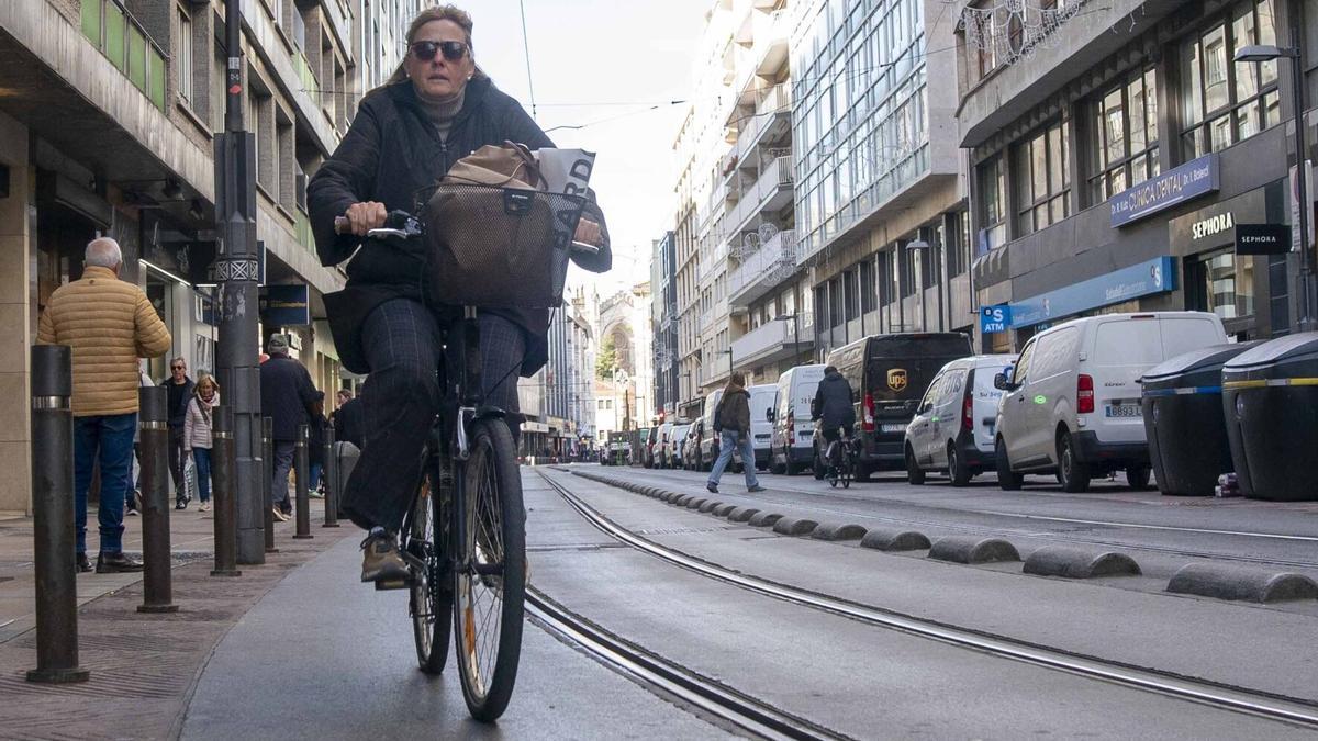 Una mujer utiliza la bicicleta como método de transporte en Vitoria