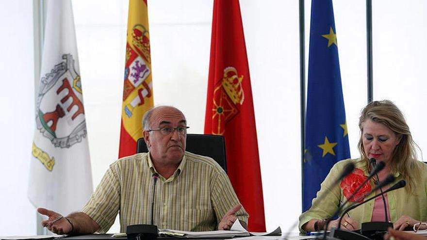 El alcalde, junto a la secretaria, en un pleno anterior.