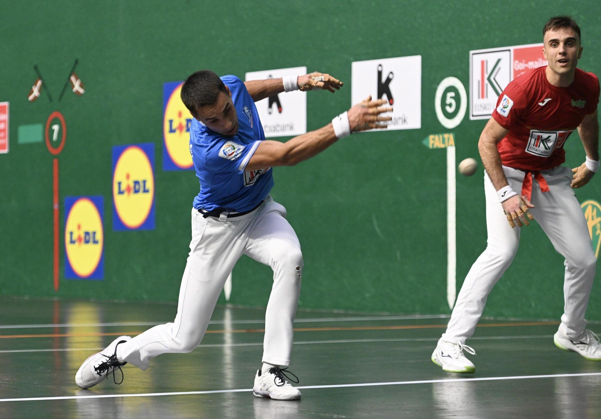 Javier Zabala vence a Jon Ander Peña en la segunda jornada de la liguilla de cuartos de final del Cuatro y Medio en Tolosa.