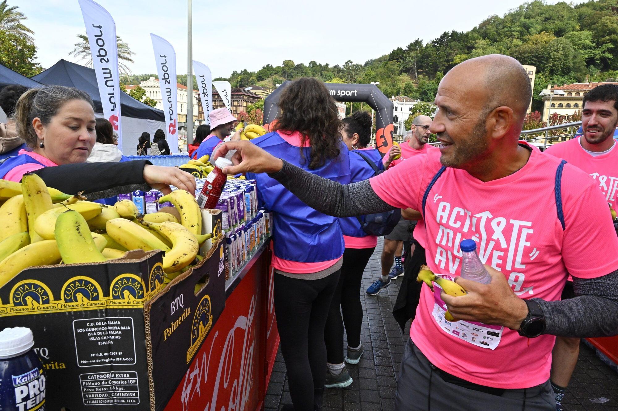 En imágenes: los paraguas tiñen la marea rosa de Bilbao