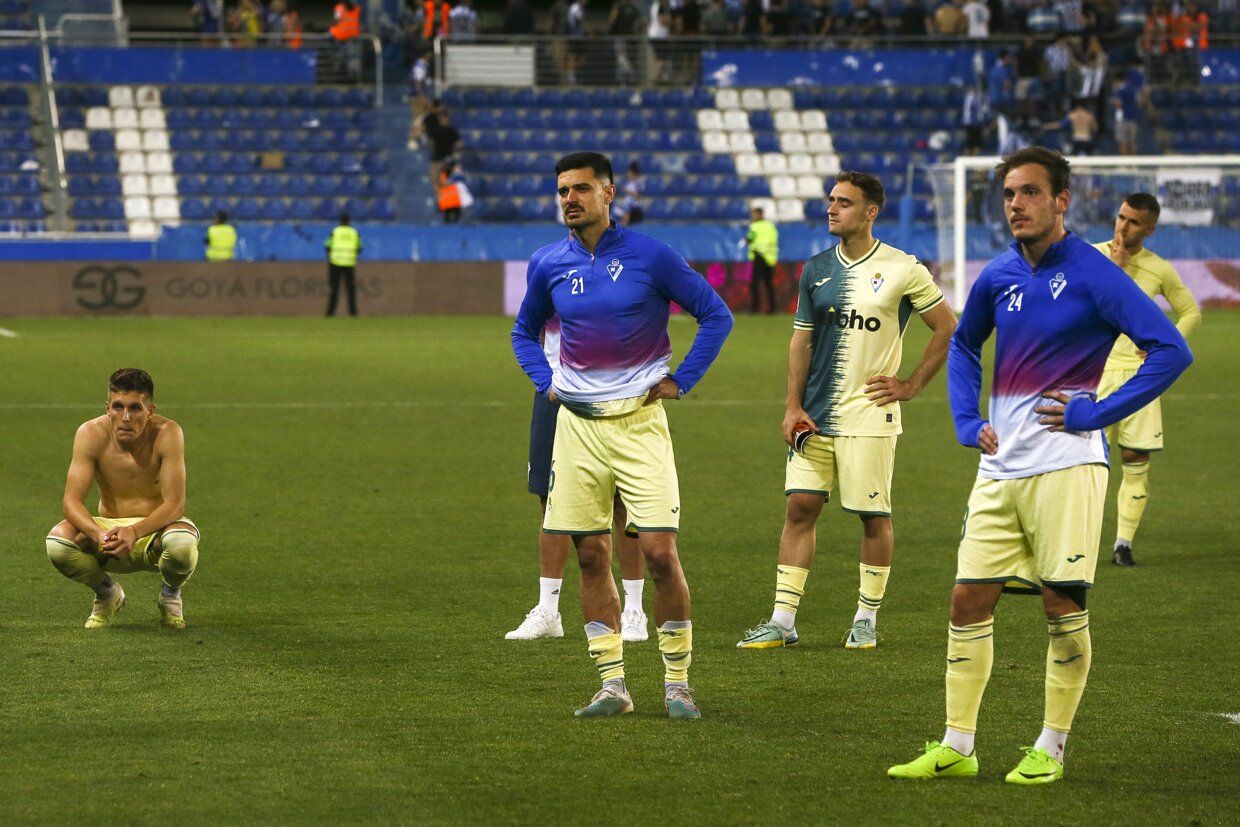 Los jugadores del Eibar, decepcionados tras el encuentro.