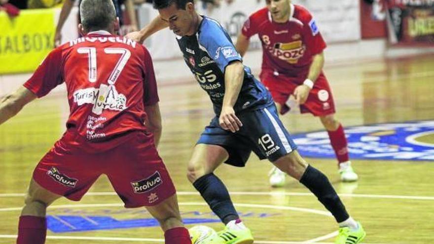 Carlos Anós, en la imagen ante ElPozo, fue el protagonista ayer con sus dos goles.