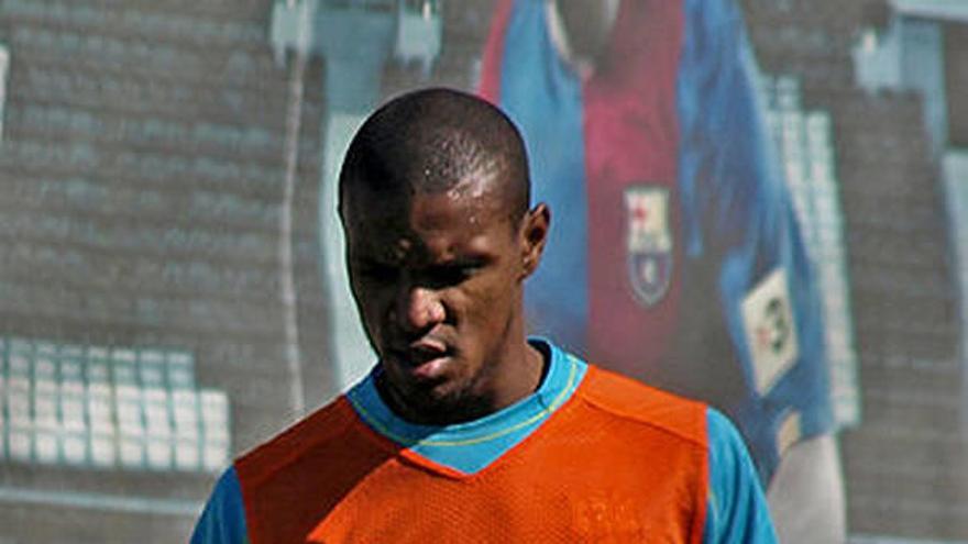 Abidal juega un amistoso un año después de su trasplante de hígado